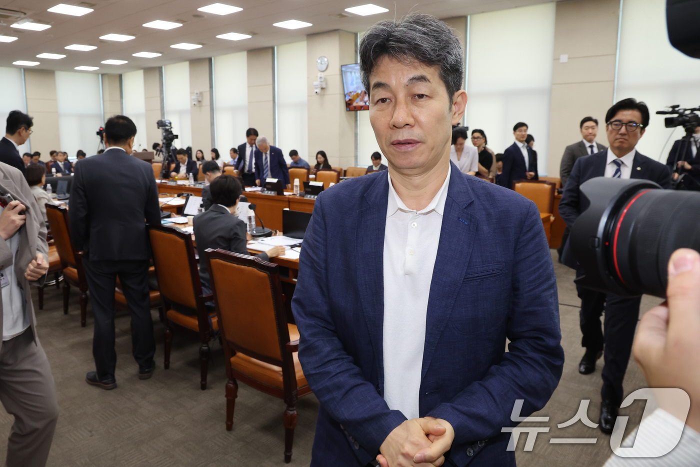 (서울=뉴스1) 황기선 기자 = 윤건영 국조특위 더불어민주당 간사와 의원들이 10일 오전 서울 여의도 국회에서 열린 제9회 전국동시 지방선거 투표용지 부족사태 등 국민참정권 침해 …