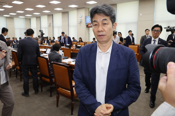 정회 후 회의장 나서는 윤건영 국조특위 與 간사