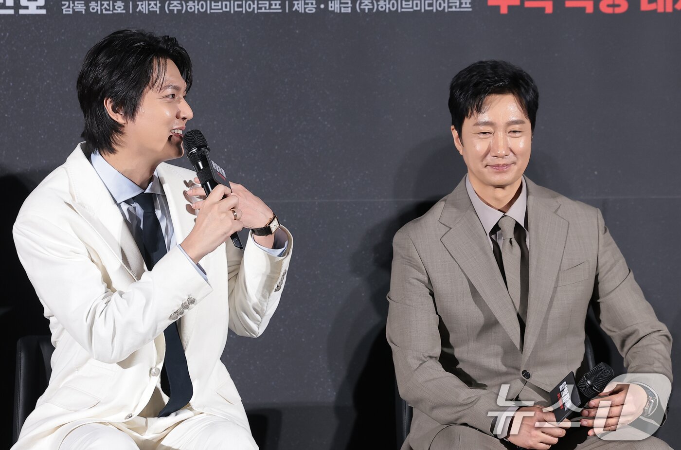 본문 이미지 - 배우 이민호(왼쪽)가 10일 오전 서울 용산구 CGV 용산아이파크몰에서 열린 영화 '암살자(들)' 제작보고회에 참석해 박해일과의 호흡에 대해 이야기 하고 있다. '암살자(들)'은 1974년 8월 15일, 대한민국을 충격에 빠뜨린 영부인 저격 사건의 의혹과 배후를 추적하는 이야기를 그린 작품이다. 2026.8.10 ⓒ 뉴스1 권현진 기자