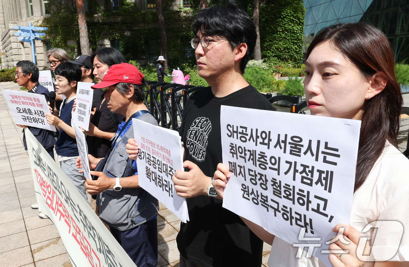 (서울=뉴스1) 이종수 기자 = 10일 오전 서울 중구 서울시청 앞에서 주거권네트워크 관계자들이 취약계층을 배제하는 재개발임대주택 입주자 모집 공고 철회를 촉구하는 기자회견을 하고 …