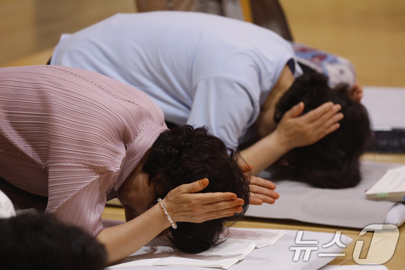 본문 이미지 - 2027학년도 대학수학능력시험(수능)을 D-100일을 하루 앞둔 10일 전남광주통합특별시 서구 무각사에서 신도들이 기도를 하고 있다. 2026.8.10 ⓒ 뉴스1 김태성 기자