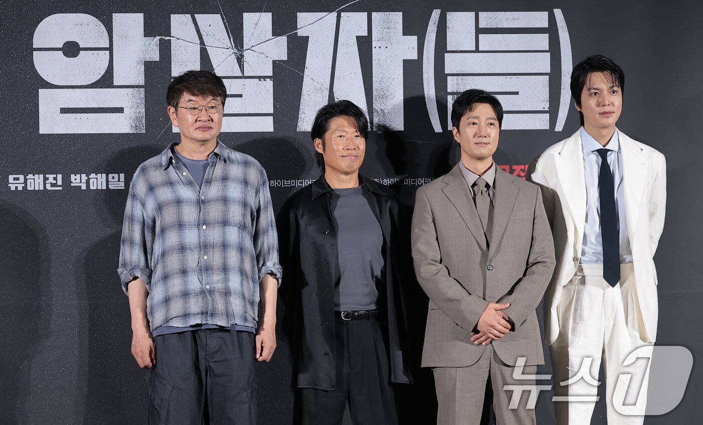본문 이미지 - 허진호 감독(왼쪽부터)과 배우 유해진, 박해일, 이민호  ⓒ 뉴스1 DB