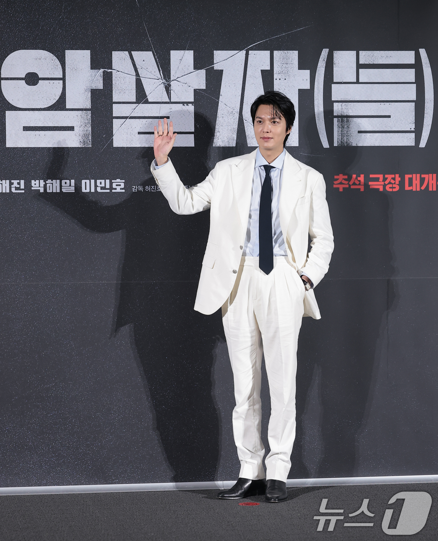 (서울=뉴스1) 권현진 기자 = 배우 이민호가 10일 오전 서울 용산구 CGV 용산아이파크몰에서 열린 영화 '암살자(들)' 제작보고회에 참석해 포즈를 취하고 있다.'암살자(들)'은 …