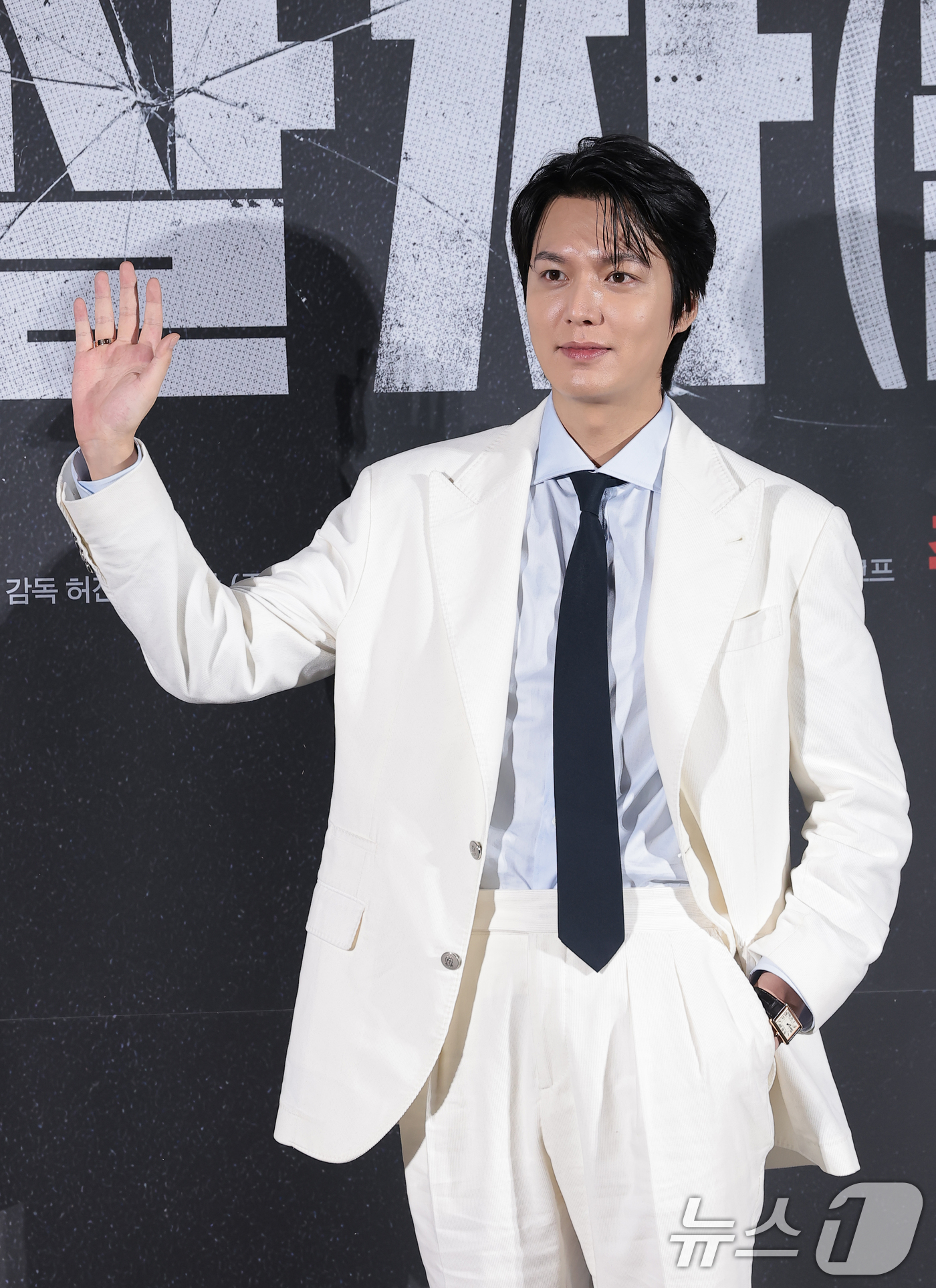 (서울=뉴스1) 권현진 기자 = 배우 이민호가 10일 오전 서울 용산구 CGV 용산아이파크몰에서 열린 영화 '암살자(들)' 제작보고회에 참석해 포즈를 취하고 있다.'암살자(들)'은 …