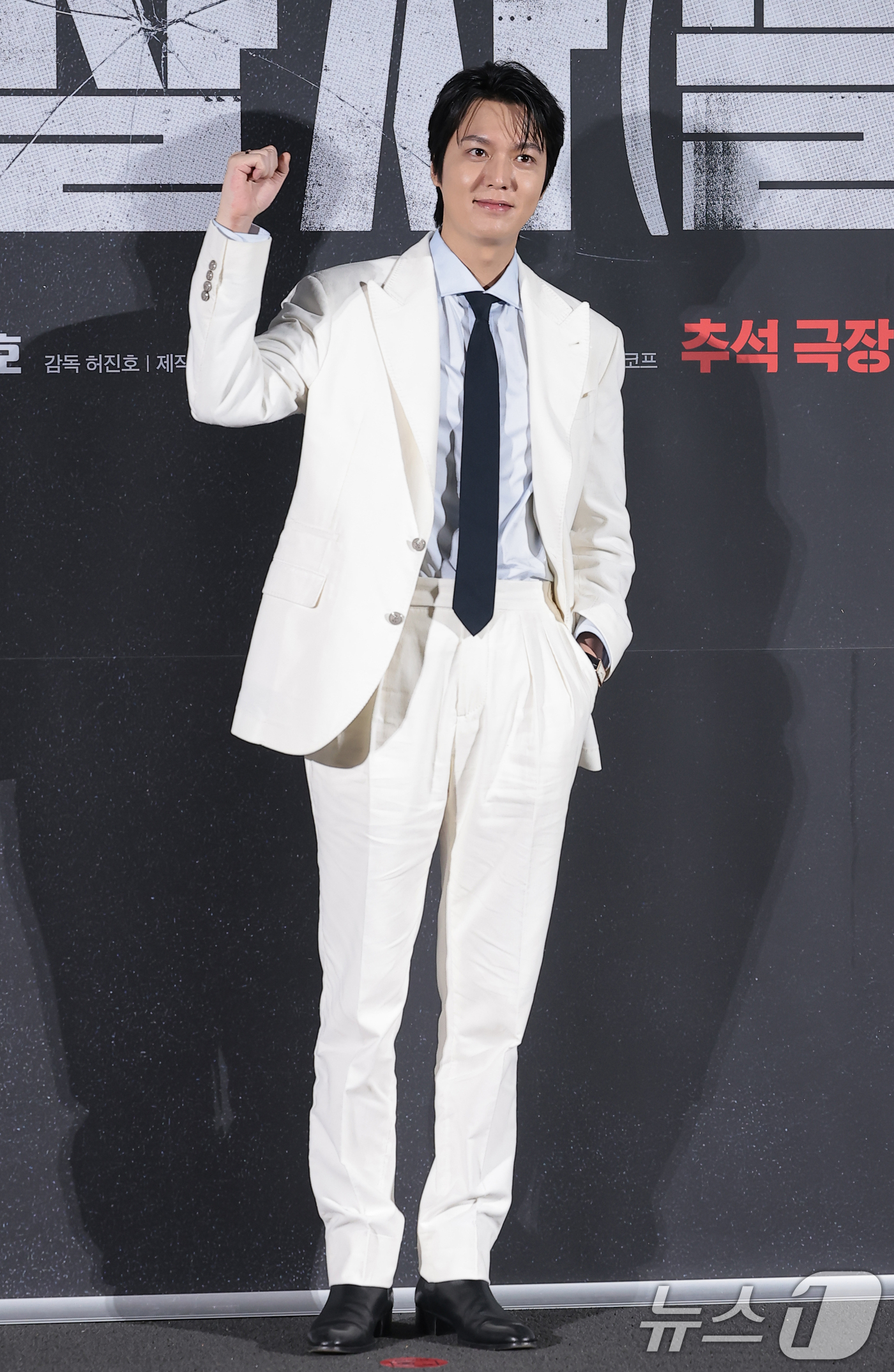 (서울=뉴스1) 권현진 기자 = 배우 이민호가 10일 오전 서울 용산구 CGV 용산아이파크몰에서 열린 영화 '암살자(들)' 제작보고회에 참석해 포즈를 취하고 있다.'암살자(들)'은 …