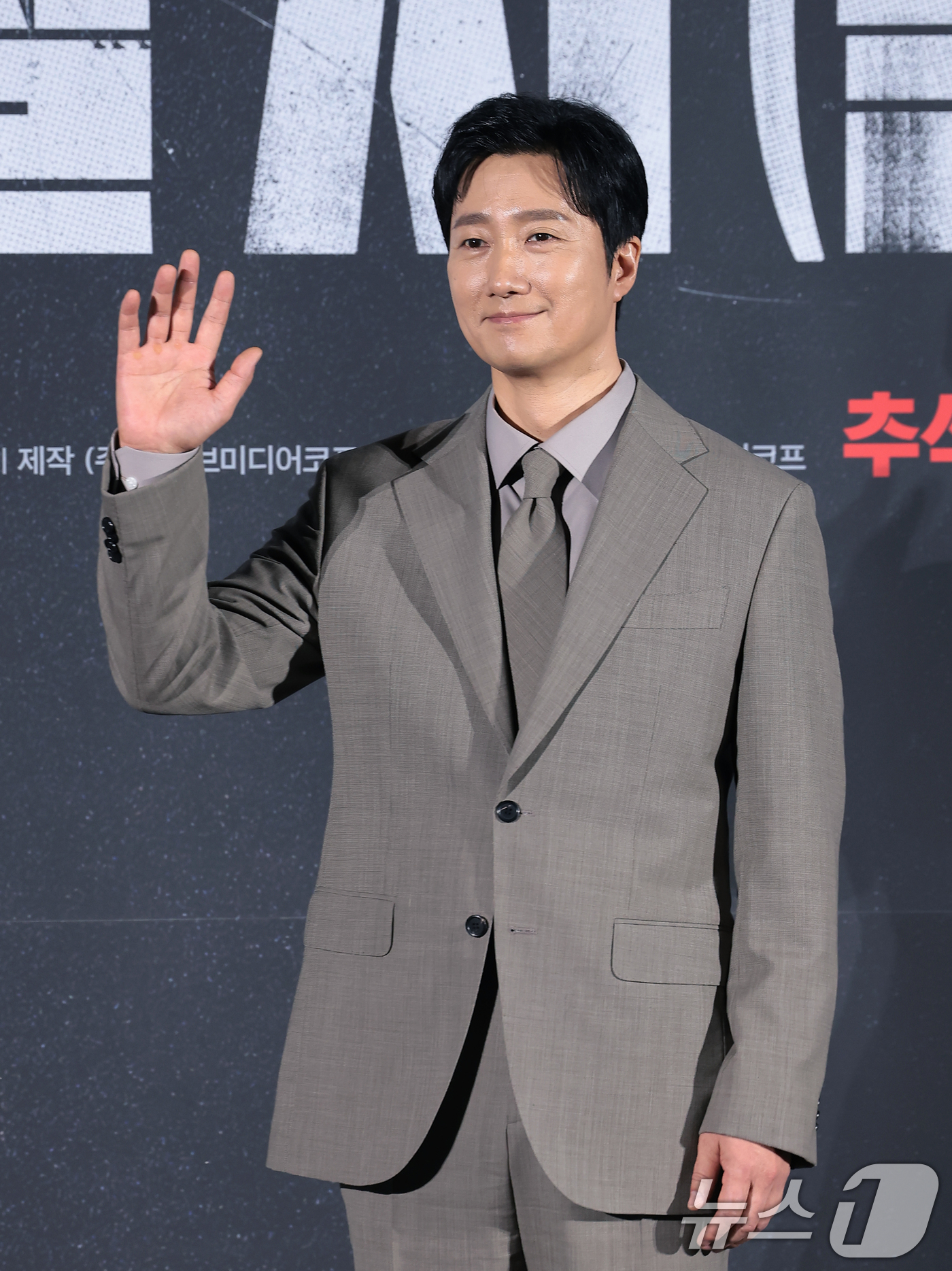(서울=뉴스1) 권현진 기자 = 배우 박해일이 10일 오전 서울 용산구 CGV 용산아이파크몰에서 열린 영화 '암살자(들)' 제작보고회에 참석해 포즈를 취하고 있다.'암살자(들)'은 …