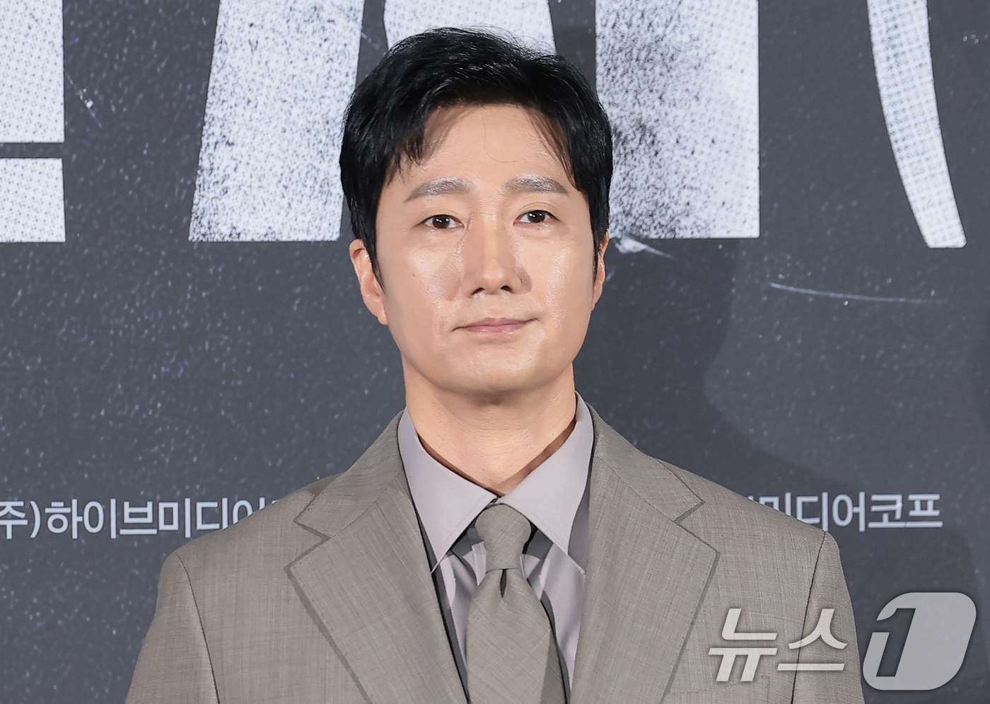 (서울=뉴스1) 권현진 기자 = 배우 박해일이 10일 오전 서울 용산구 CGV 용산아이파크몰에서 열린 영화 '암살자(들)' 제작보고회에 참석해 포즈를 취하고 있다.'암살자(들)'은 …