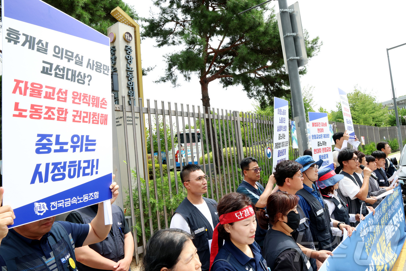(세종=뉴스1) 김기남 기자 = 민주노총 전국금속노조 조합원들이 10일 세종시 정부세종청사 중앙노동위원회 앞에서 현대차 원청교섭 중노위 재심 올바른 판단 촉구 기자회견을 열고 울산 …