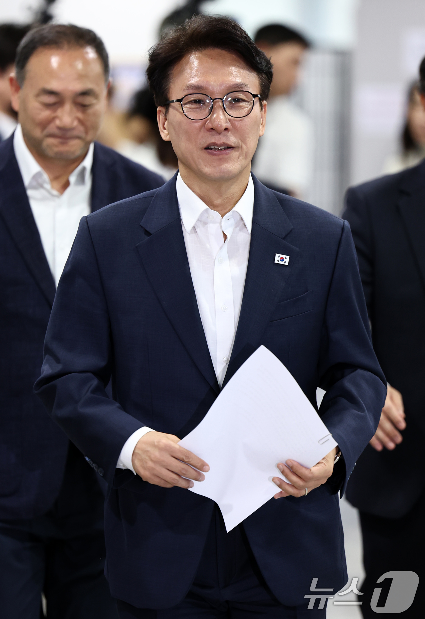 (서울=뉴스1) 최지환 기자 = 김민석 더불어민주당 당대표 후보가 10일 서울 여의도 국회 소통관에서 열린 더불어민주당 8·17 전당대회 관련 기자회견에 입장하고 있다. 2026. …