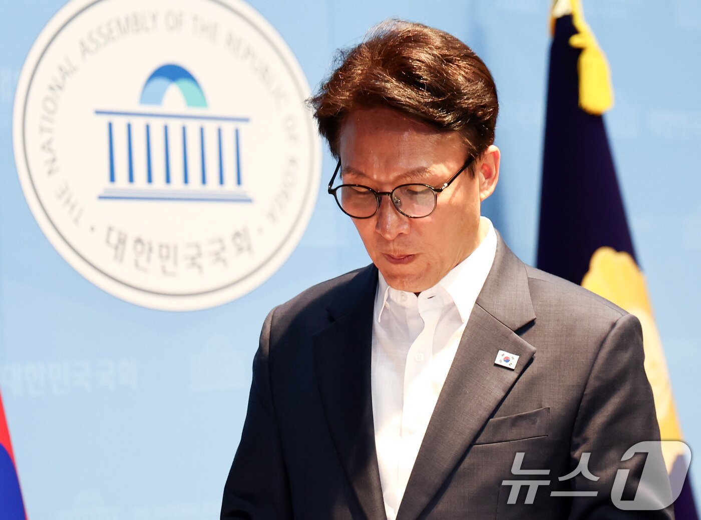 본문 이미지 - 김민석 더불어민주당 당대표 후보가 10일 서울 여의도 국회 소통관에서 열린 더불어민주당 8·17 전당대회 관련 기자회견을 마치고 회견장을 나서고 있다. 2026.8.10 ⓒ 뉴스1 최지환 기자