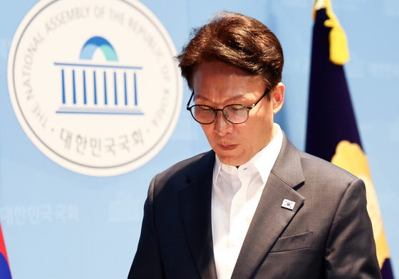 기자회견장 나서는 김민석 후보
