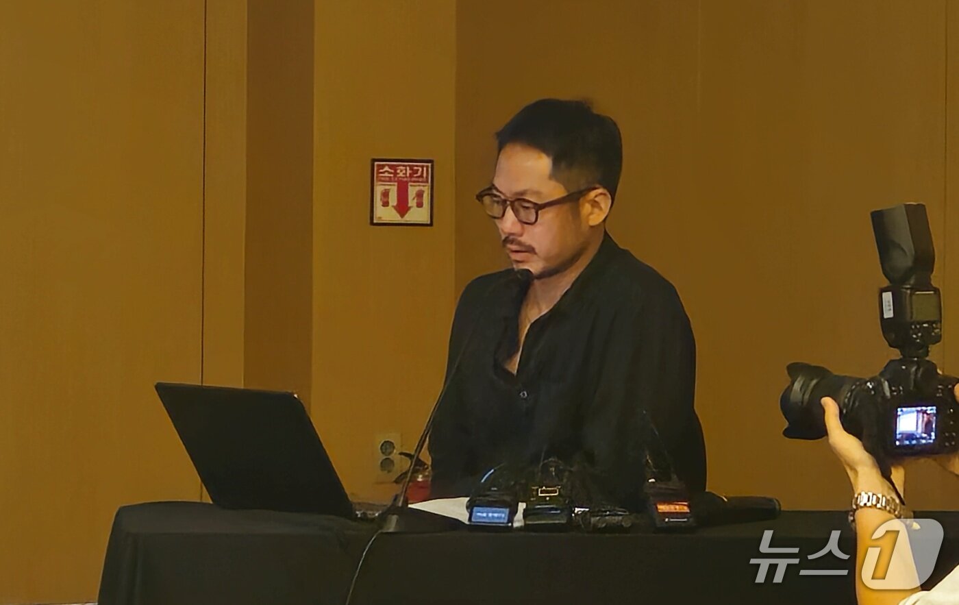 본문 이미지 - 러닝 브랜드 '풀라르'의 손나자영 대표가 10일 기자회견을 통해 폭행 사건 기획 정황에 대해 설명하고 있다. ⓒ 뉴스1 박혜연 기자