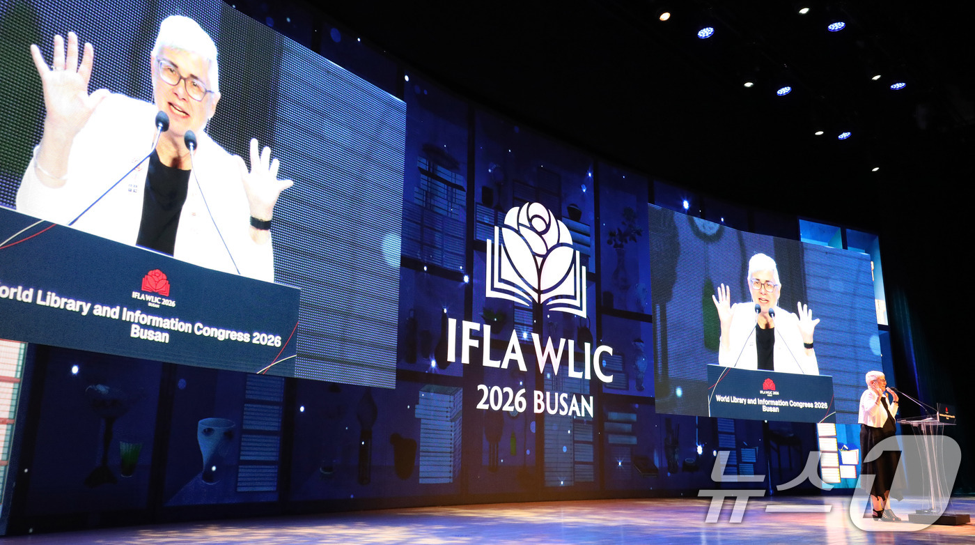 (부산=뉴스1) 윤일지 기자 = 레슬리 위어(Leslie Weir) IFLA 회장이 10일 부산 해운대구 벡스코 오디토리움에서 열린 '2026 부산 세계도서관정보대회' 개회식에서 …