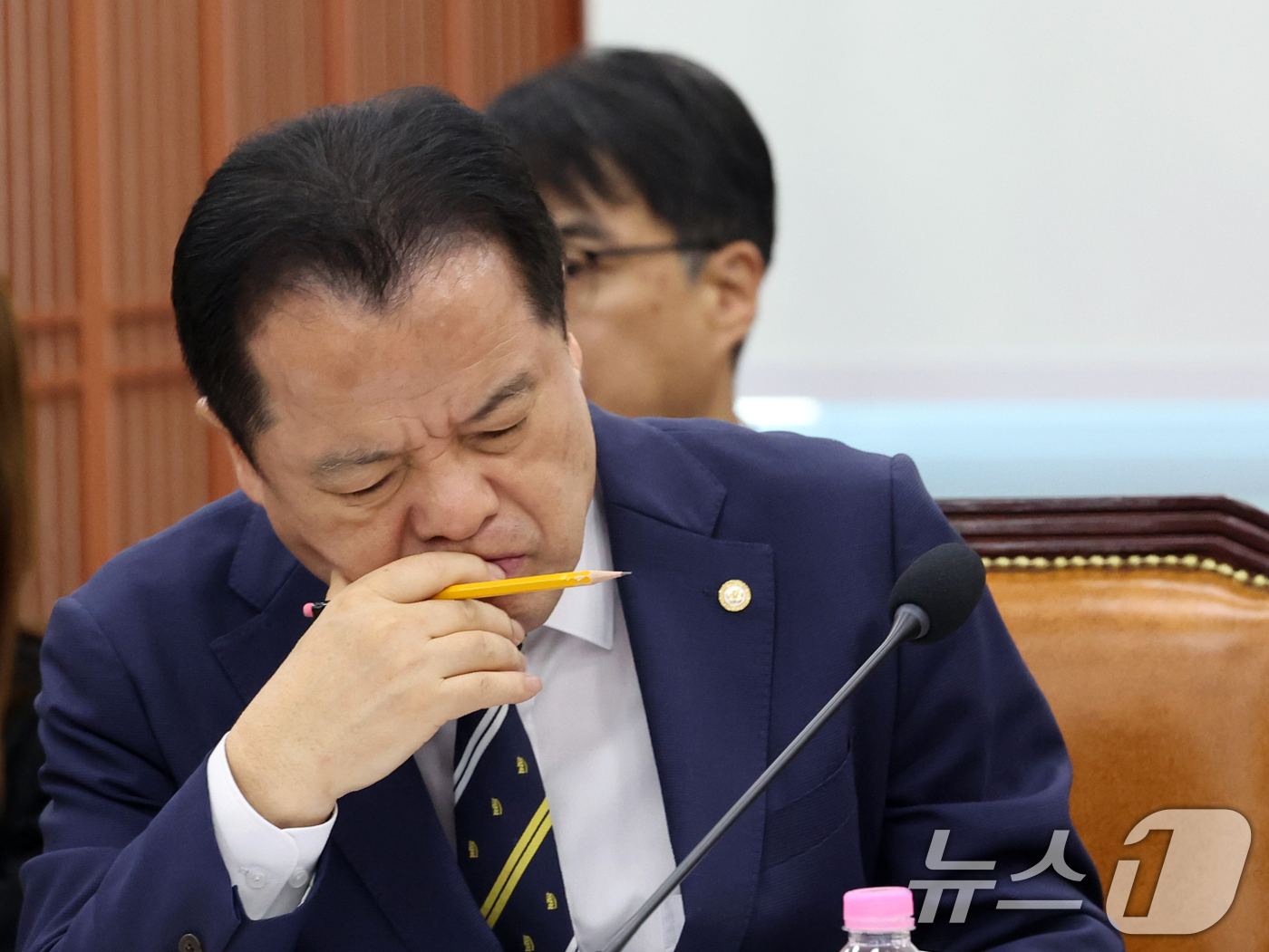 (서울=뉴스1) 황기선 기자 = 위철환 선관위원장 직무대행이 10일 오전 서울 여의도 국회에서 열린 제9회 전국동시 지방선거 투표용지 부족사태 등 국민참정권 침해 진상규명 및 선거 …