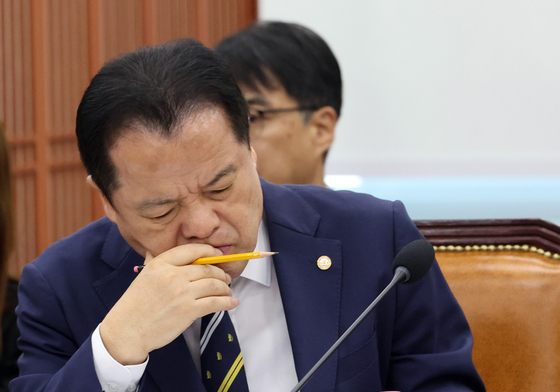 생각에 잠긴 위철환 선관위원장 직무대행