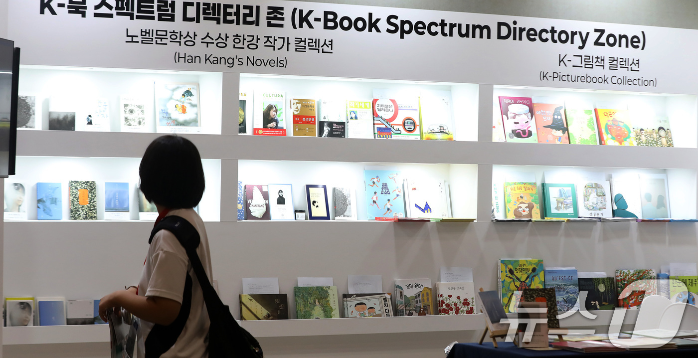 (부산=뉴스1) 윤일지 기자 = 10일 부산 해운대구 벡스코 제1전시장에서 열린 '2026 부산 세계도서관정보대회'에서 관람객들이 전시를 관람하고 있다.이날부터 13일까지 열리는 …