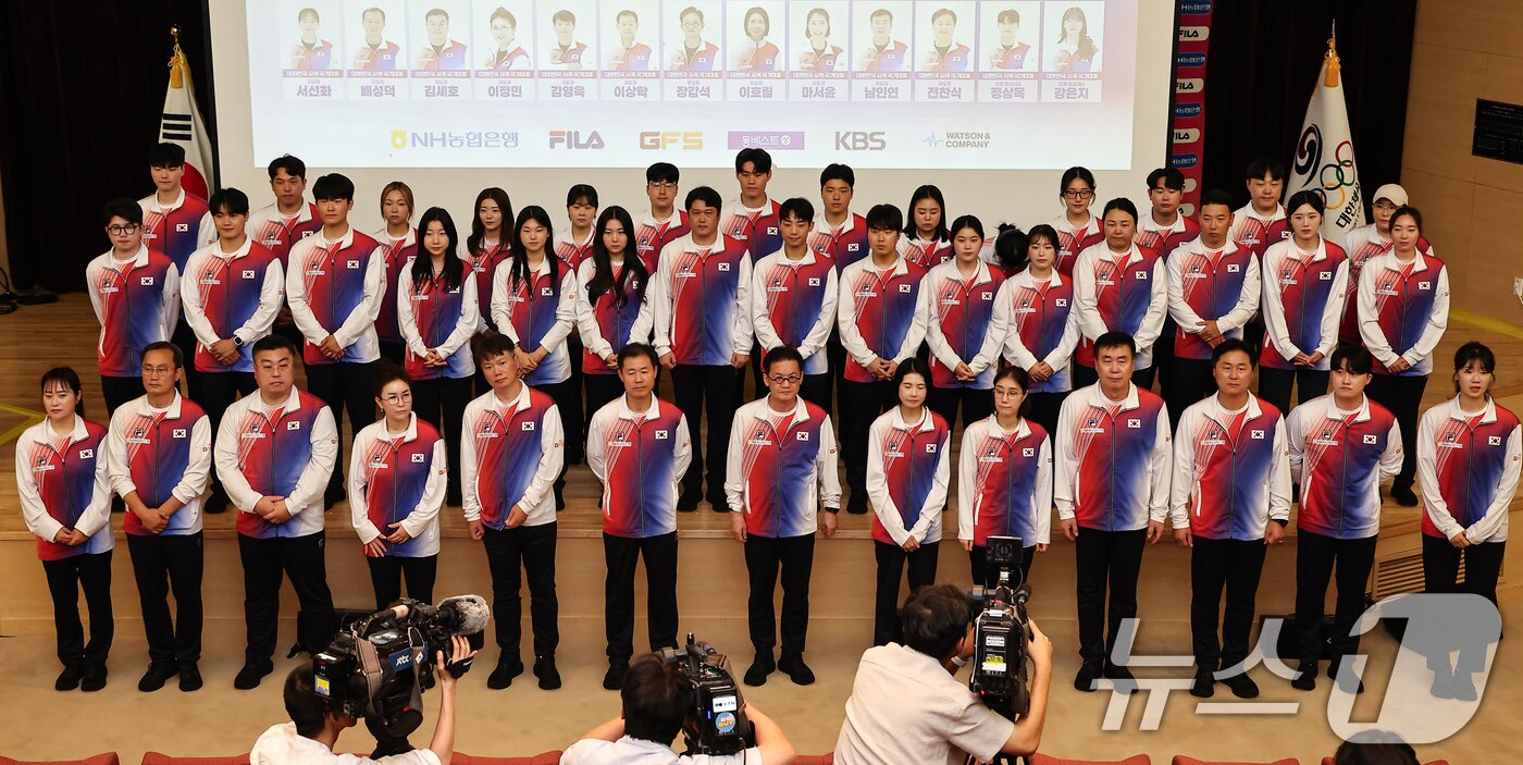 본문 이미지 - 2026 아이치-나고야 아시안게임 사격 국가대표팀 선수들과 지도자들이 10일 충북 진천군 진천국가대표선수촌에서 열린 미디어데이에서 기념촬영을 하고 있다. 2026.8.10 ⓒ 뉴스1 김도우 기자