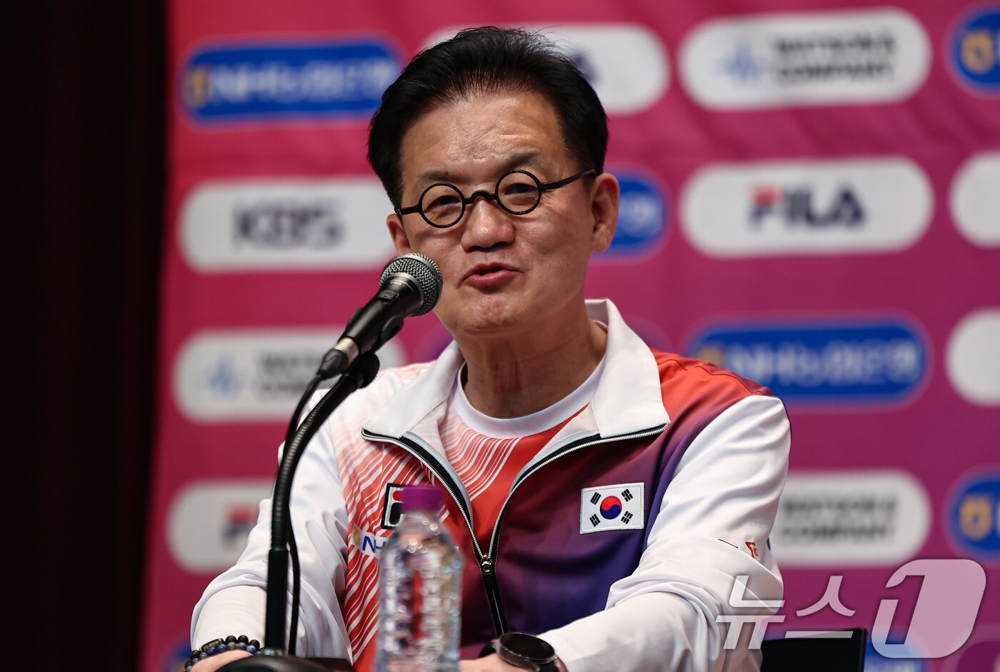 본문 이미지 - 2026 아이치-나고야 아시안게임 사격 국가대표팀 장갑석 총감독이 10일 충북 진천군 진천국가대표선수촌에서 열린 미디어데이에서 전략을 설명하고 있다. 2026.8.10 ⓒ 뉴스1 김도우 기자