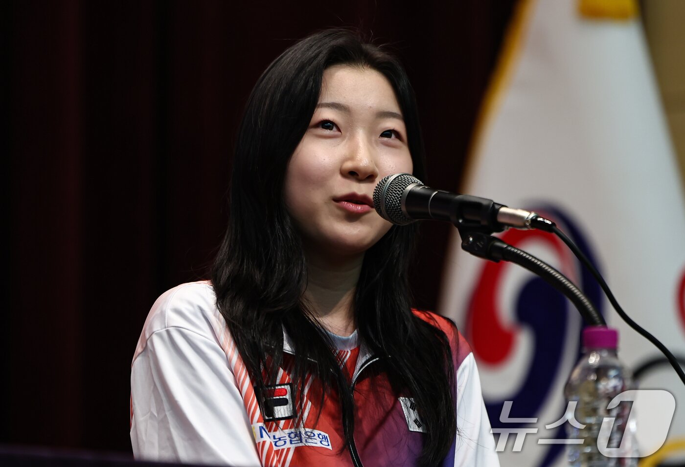 본문 이미지 - 2026 아이치-나고야 아시안게임 사격 국가대표 반효진이 10일 충북 진천군 진천국가대표선수촌에서 열린 미디어데이에서 취재진 질문에 답하고 있다. 2026.8.10 ⓒ 뉴스1 김도우 기자