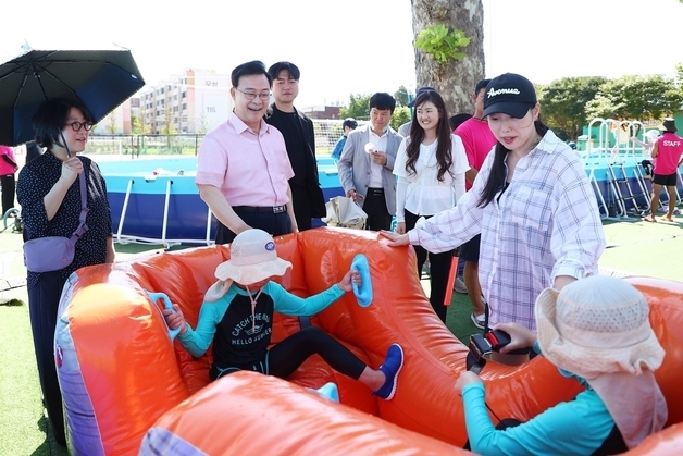 김성제 의왕시장, 폭염 속 아동 물놀이장 안전 점검