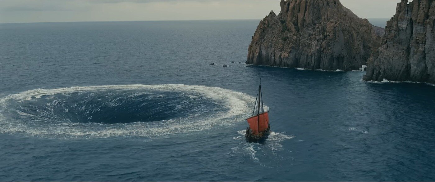본문 이미지 - 영화 '오디세이'(The Odyssey)에서 오디세우스가 탄 배가 거대한 소용돌이 '카리브디스'를 피해 항해하는 장면. 호메로스의 원작에서 카리브디스는 바닷물을 집어삼켜 거대한 소용돌이를 일으키는 존재로 묘사된다.(유니버설 픽처스 공식 예고편 갈무리)