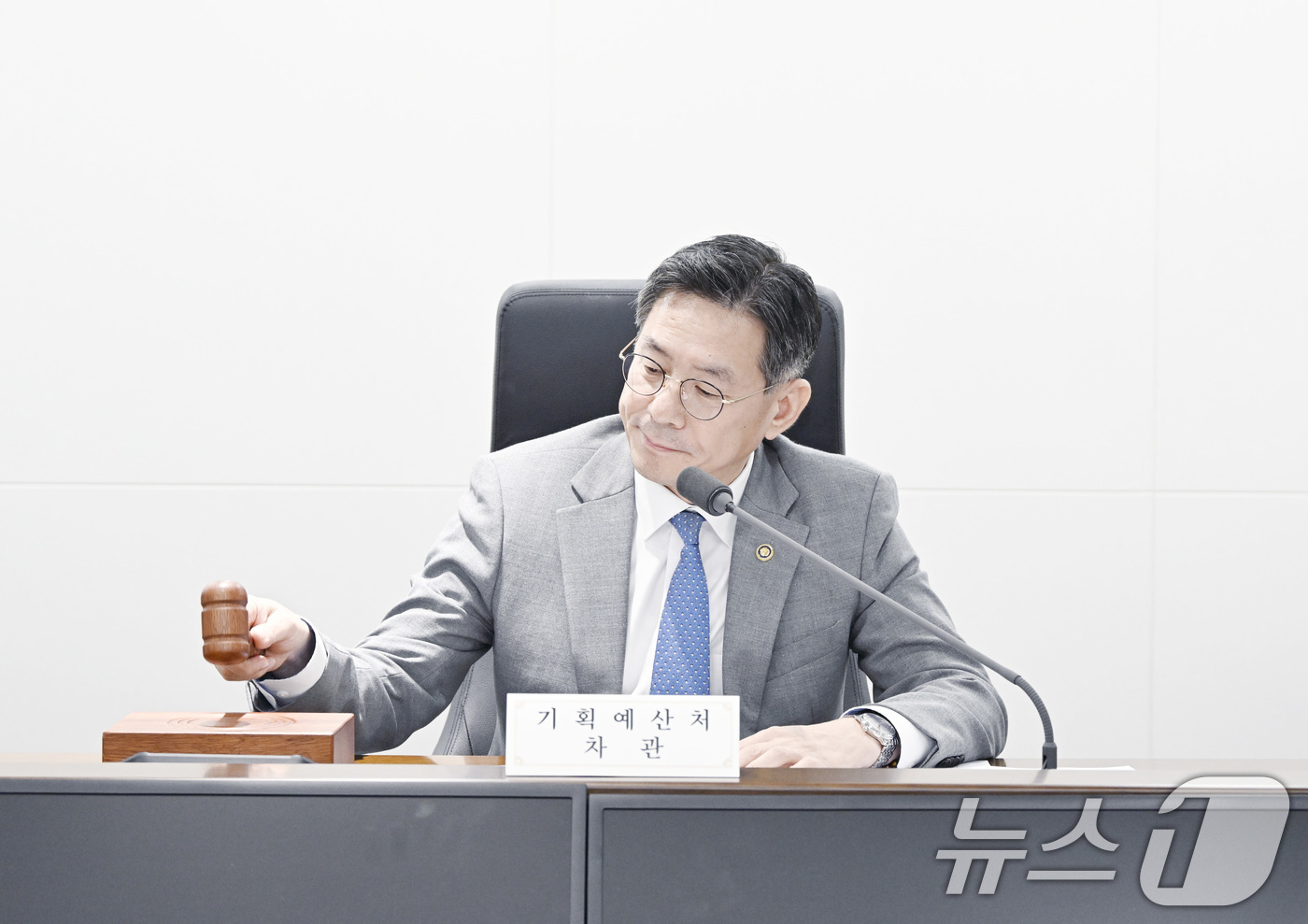 (서울=뉴스1) = 조용범 기획예산처 차관이 10일 오후 정부세종청사에서 열린 '재정성과위원회'에서 의사봉을 두드리고 있다. (기획예산처 제공. 재판매 및 DB금지) 2026.8. …
