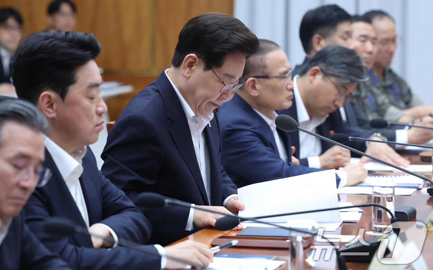 (서울=뉴스1) 허경 기자 = 이재명 대통령이 10일 청와대에서 열린 메가프로젝트 2차 민관합동 점검회의에서 자료를 보고 있다. 2026.8.10/뉴스1