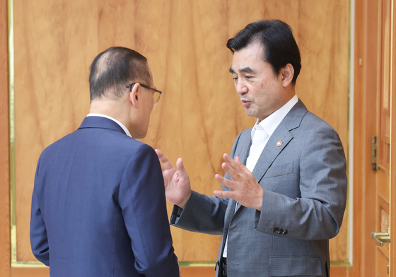 대화하는 안규백 국방부 장관과 위성락 안보실장