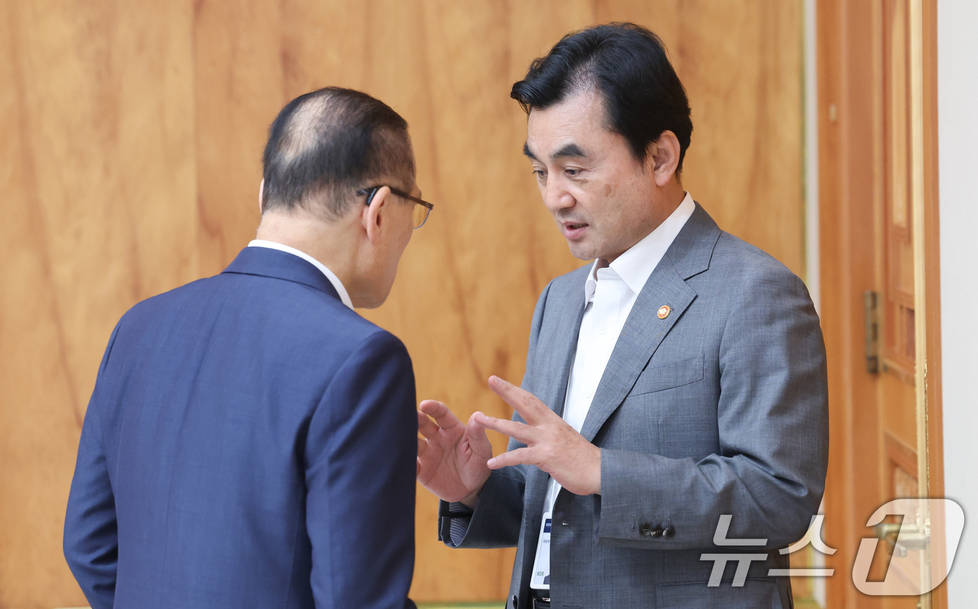 (서울=뉴스1) 허경 기자 = 안규백 국방부 장관과 위성락 국가안보실장이 10일 청와대에서 열린 메가프로젝트 2차 민관합동 점검회의에서 대화하고 있다. 2026.8.10/뉴스1