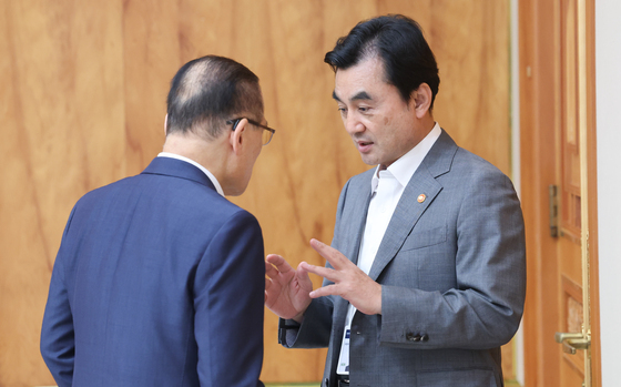 대화하는 안규백 국방부 장관과 위성락 안보실장