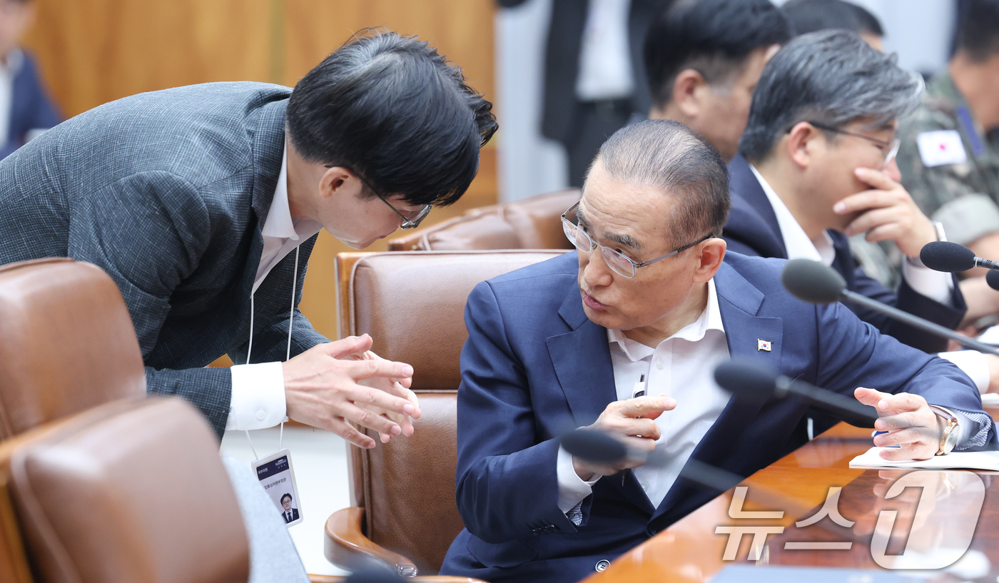(서울=뉴스1) 허경 기자 = 김정관 산업통상부 장관과 위성락 국가안보실장이 10일 청와대에서 열린 메가프로젝트 2차 민관합동 점검회의에서 대화하고 있다. 2026.8.10/뉴스1 …