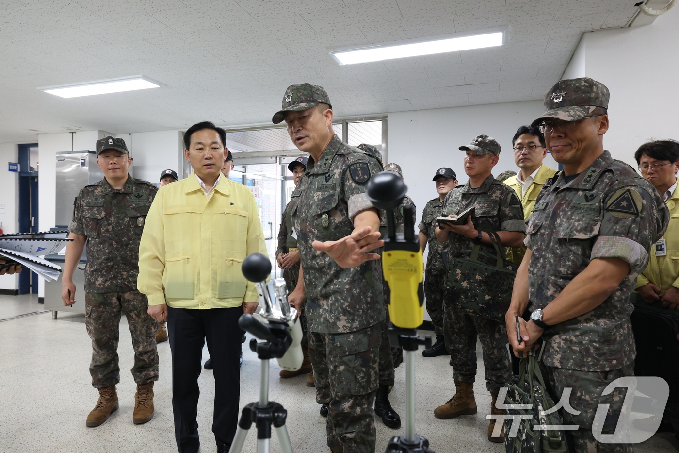 (서울=뉴스1) = 이두희 국방부 차관이 10일 오전 충남 논산 육군훈련소를 방문, ‘폭염중대 경보’에 대비해 혹서기 교육훈련 간 온열질환 예방활동 판단 등에 활용되는 더위체감지수 …