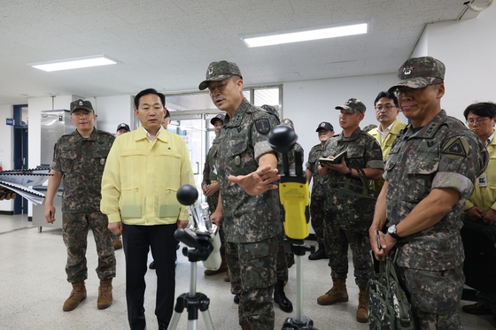 국방 차관, 육군훈련소 방문해 혹서기 훈련 점검…"안전 최우선"