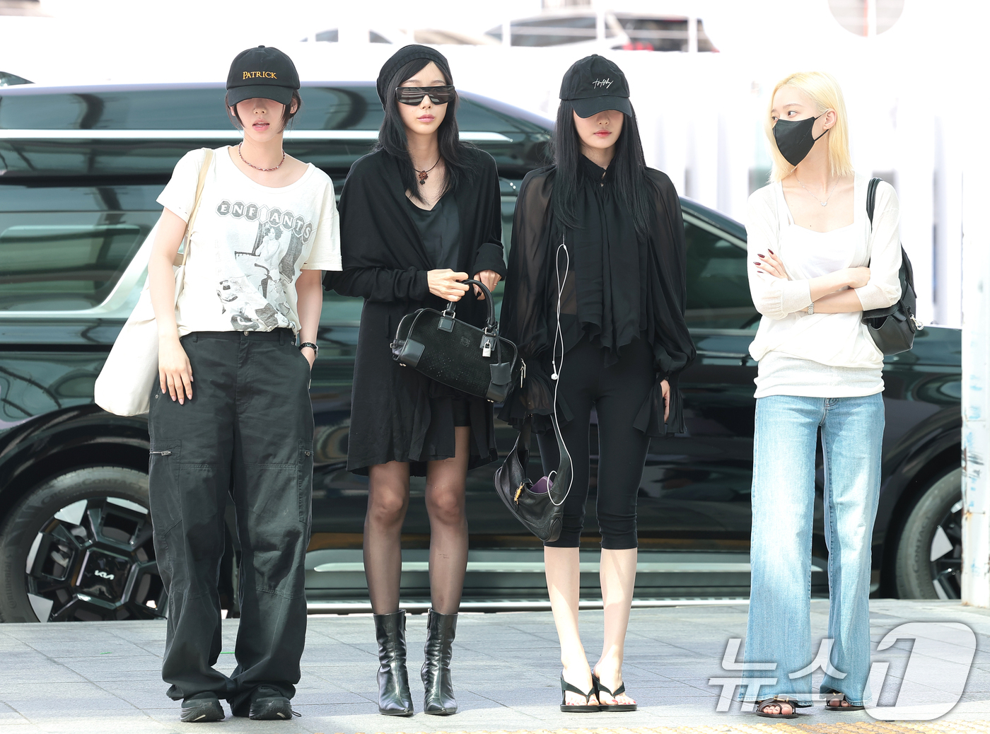 (인천공항=뉴스1) 권현진 기자 = 에스파(aespa) 카리나(왼쪽부터)와 지젤, 닝닝, 윈터가 해외 일정을 위해 10일 인천국제공항을 통해 대만으로 출국하고 있다. 2026.8. …