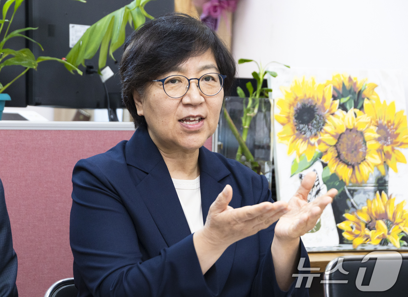(서울=뉴스1) = 정은경 보건복지부 장관이 10일 전남광주 광산구 수완숲지역아동센터를 방문, 여름방학 초등 틈새돌봄사업 운영현황을 점검하고 있다.  (보건복지부 제공. 재판매 및 …
