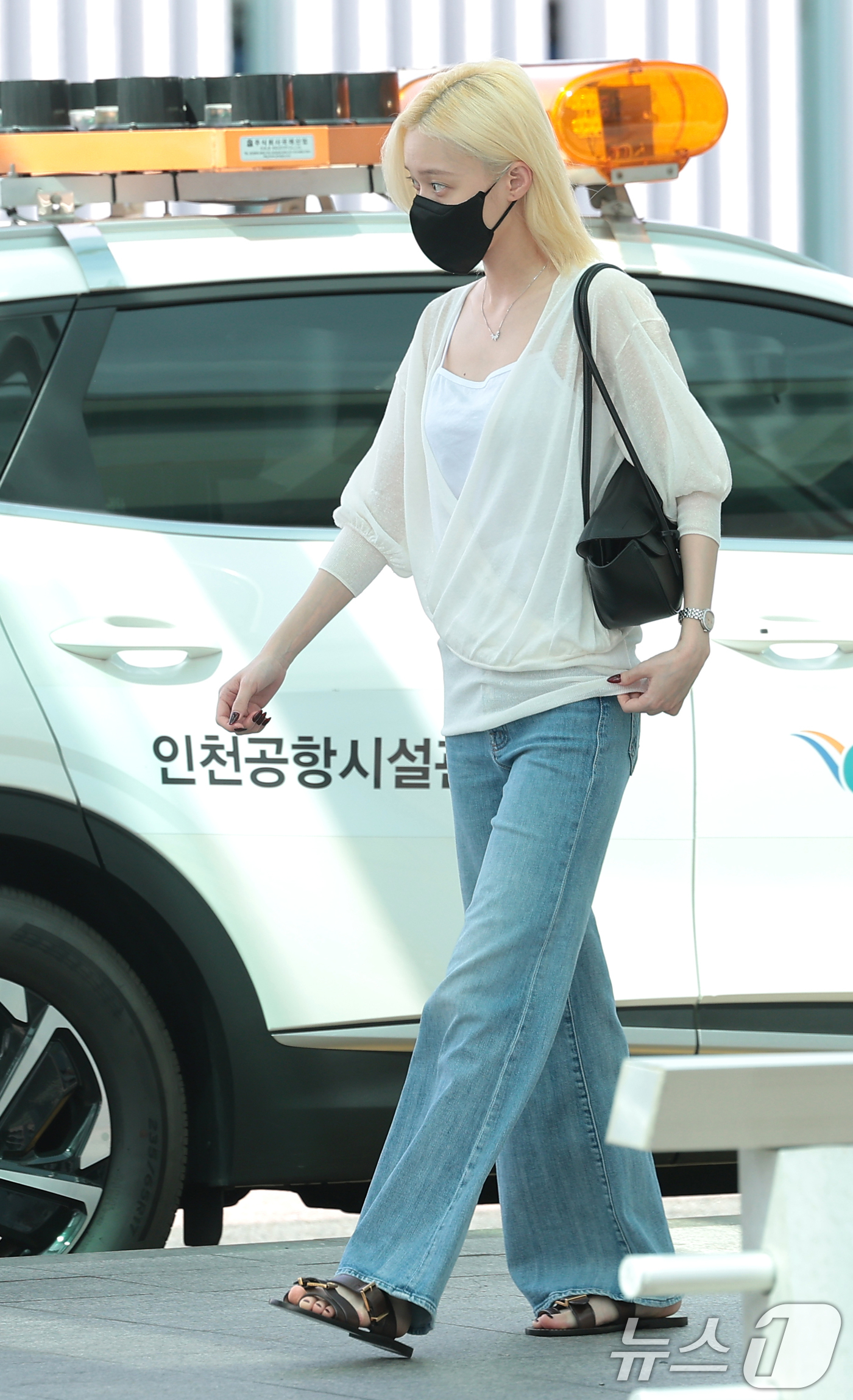 (인천공항=뉴스1) 권현진 기자 = 에스파(aespa) 윈터가 해외 일정을 위해 10일 인천국제공항을 통해 대만으로 출국하고 있다. 2026.8.10/뉴스1