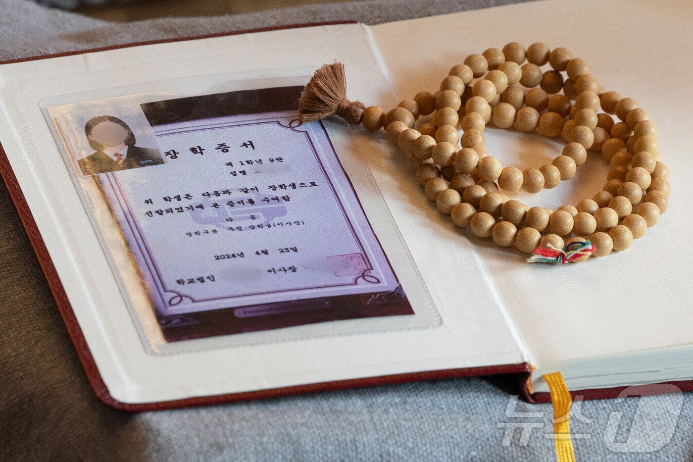 본문 이미지 - 2027학년도 대학수학능력시험을 101일 앞둔 10일 오후 서울 종로구 조계사에서 한 불자가 수험생 손녀를 위해 기도하고 있다. 2026.8.10 ⓒ 뉴스1 안은나 기자