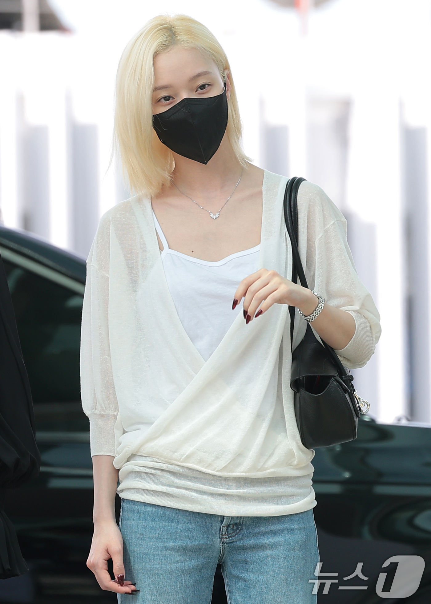 (인천공항=뉴스1) 권현진 기자 = 에스파(aespa) 윈터가 해외 일정을 위해 10일 인천국제공항을 통해 대만으로 출국하고 있다. 2026.8.10/뉴스1