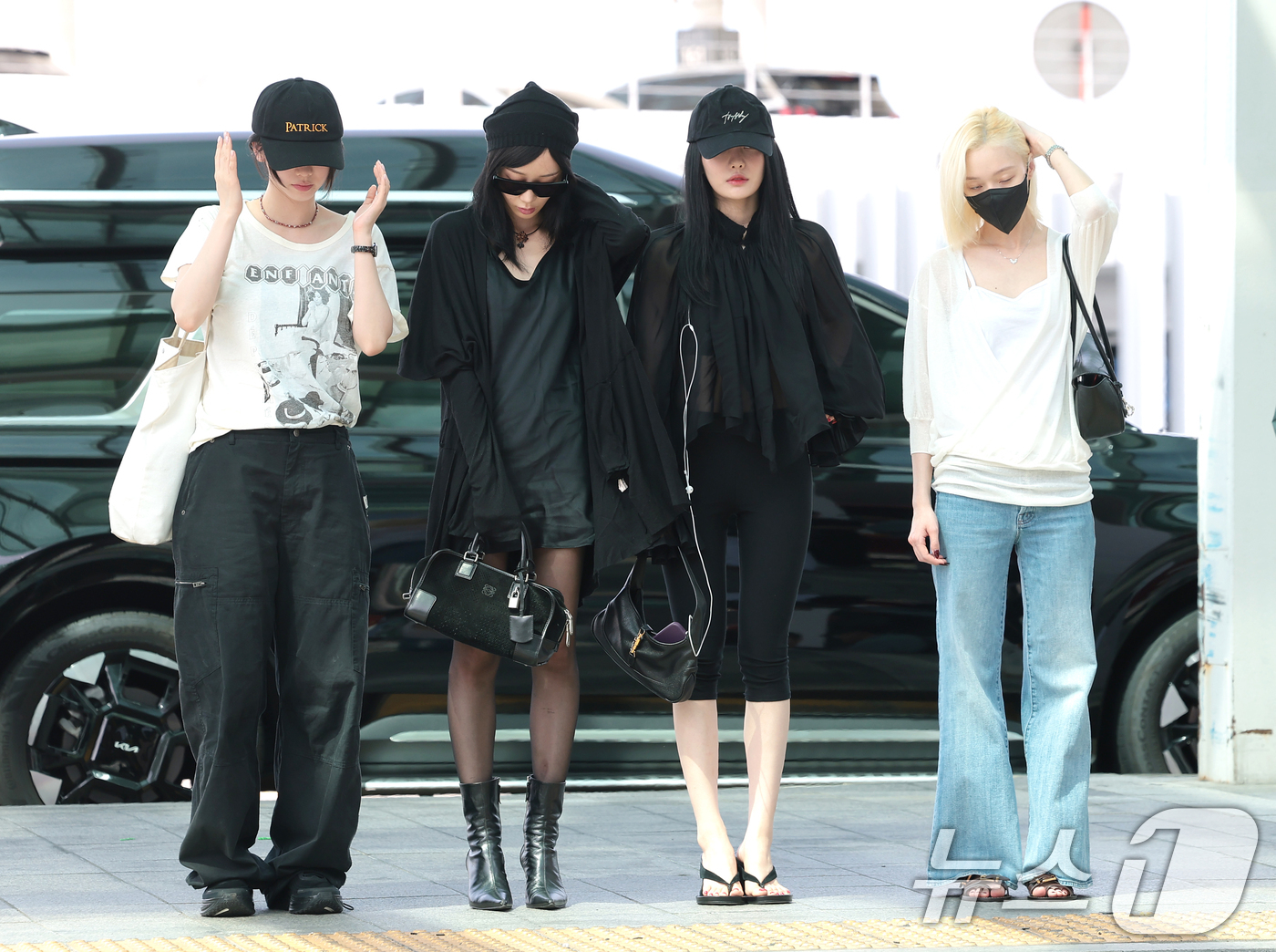 (인천공항=뉴스1) 권현진 기자 = 에스파(aespa) 카리나(왼쪽부터)와 지젤, 닝닝, 윈터가 해외 일정을 위해 10일 인천국제공항을 통해 대만으로 출국하고 있다 2026.8.1 …