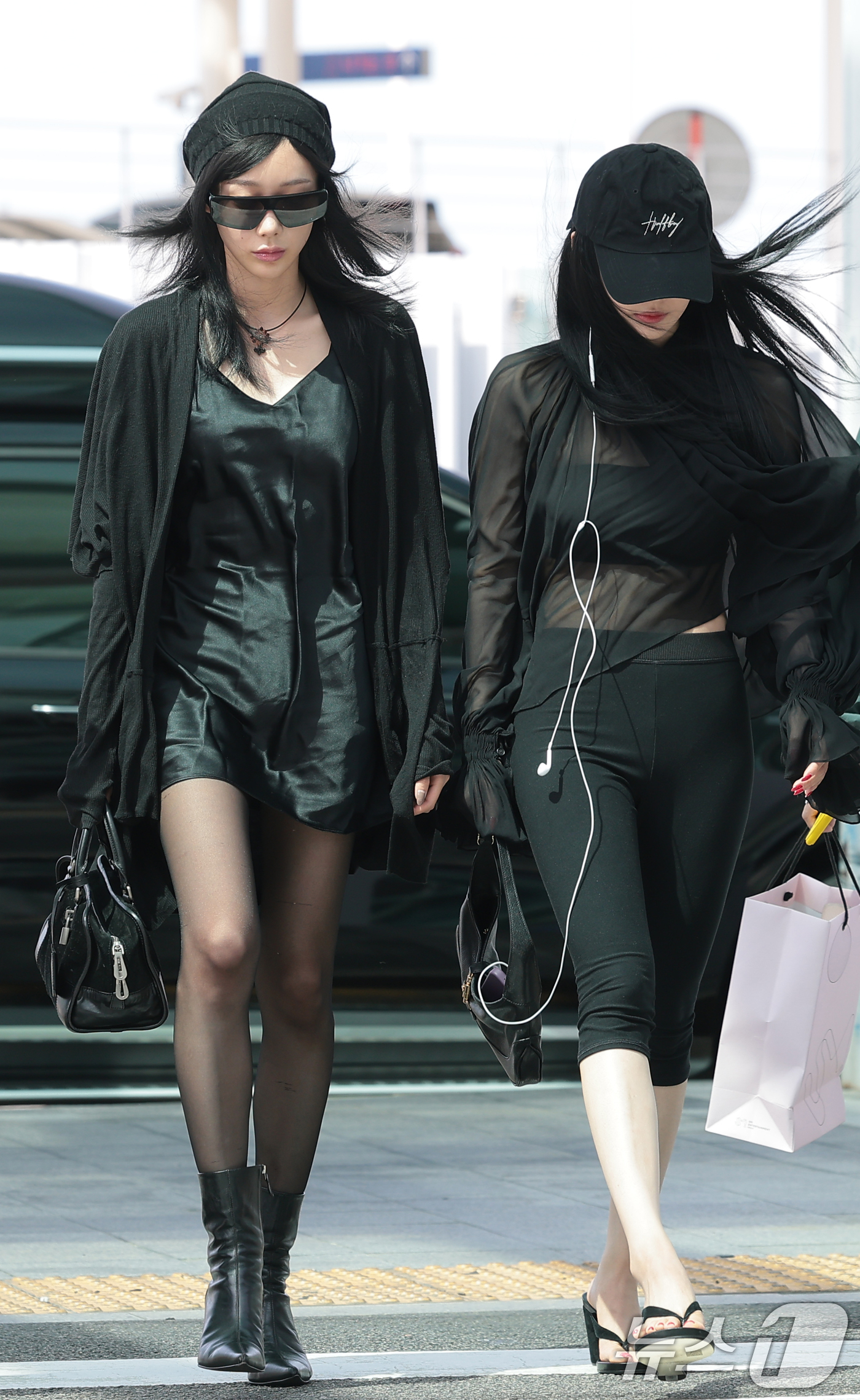 (인천공항=뉴스1) 권현진 기자 = 에스파(aespa) 지젤과 닝닝(오른쪽)이 해외 일정을 위해 10일 인천국제공항을 통해 대만으로 출국하고 있다 2026.8.10/뉴스1
