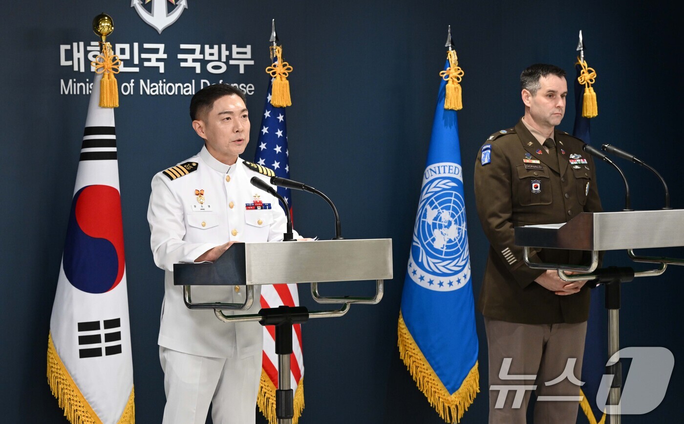 (서울=뉴스1) 사진공동취재단 = 장도영 합동참모본부 공보실장과 라이언 도날드 주한미군사 공보실장이 10일 서울 용산구 국방부 브리핑룸에서 '2026 UFS연습 한미 공동브리핑'을 …