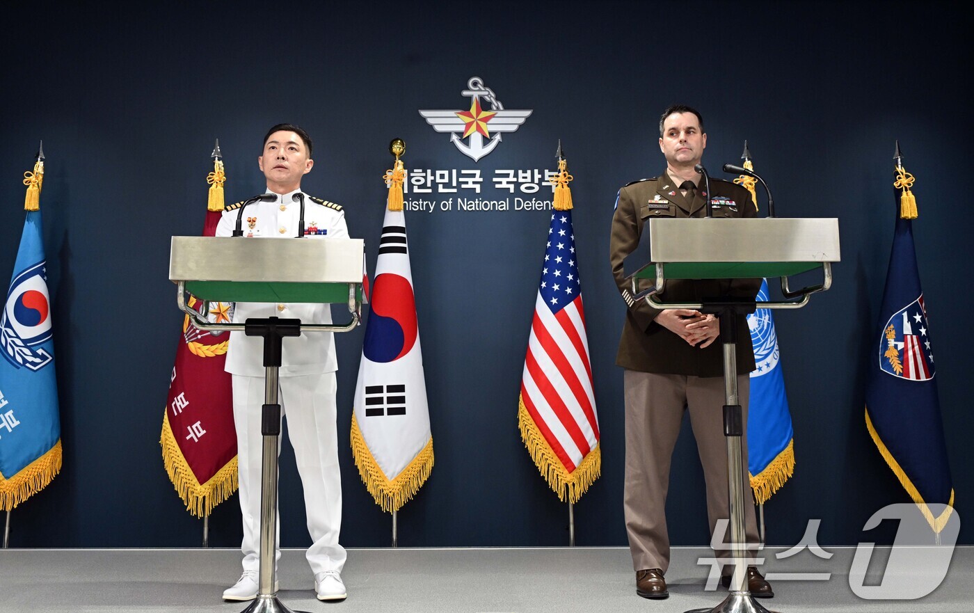 (서울=뉴스1) 사진공동취재단 = 장도영 합동참모본부 공보실장과 라이언 도날드 주한미군사 공보실장이 10일 서울 용산구 국방부 브리핑룸에서 '2026 UFS연습(을지 자유의 방패) …