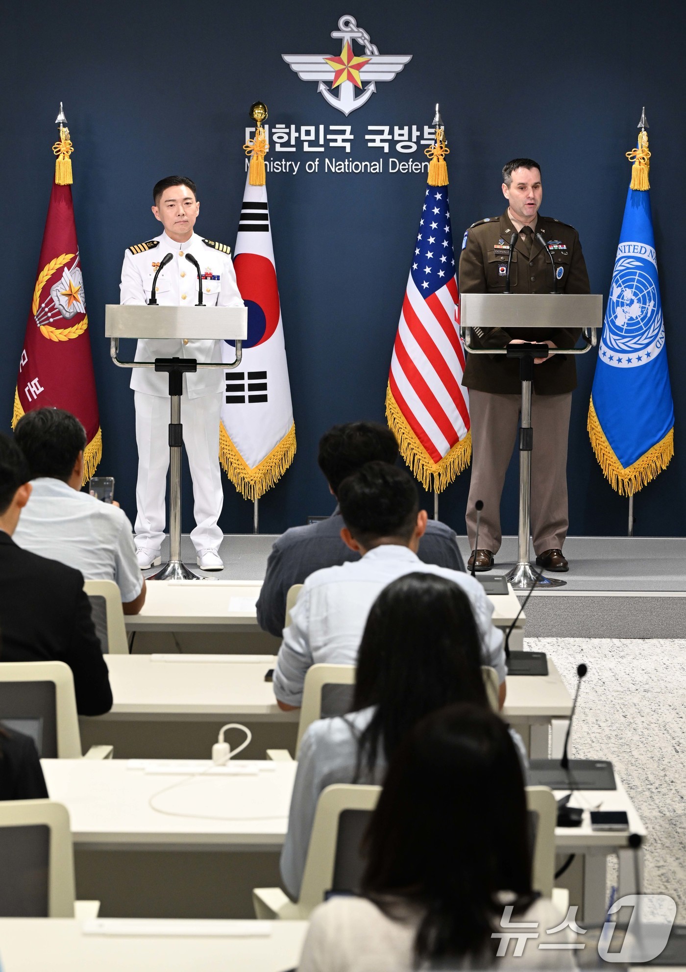 (서울=뉴스1) 사진공동취재단 = 장도영 합동참모본부 공보실장과 라이언 도날드 주한미군사 공보실장이 10일 서울 용산구 국방부 브리핑룸에서 '2026 UFS연습(을지 자유의 방패) …