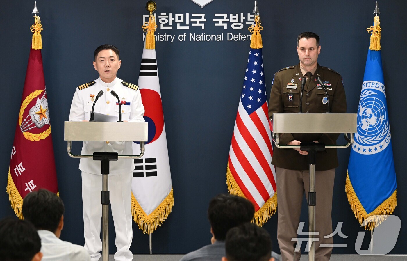(서울=뉴스1) 사진공동취재단 = 장도영 합동참모본부 공보실장과 라이언 도날드 주한미군사 공보실장이 10일 서울 용산구 국방부 브리핑룸에서 '2026 UFS연습(을지 자유의 방패) …