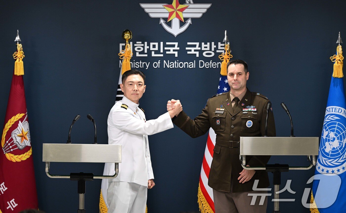 본문 이미지 - 장도영 합동참모본부 공보실장과 라이언 도날드 주한미군사 공보실장이 지난 10일 서울 용산구 국방부 브리핑룸에서 '2026 UFS연습(을지 자유의 방패) 한미 공동브리핑' 후 악수하고 있다. 2026.8.10 ⓒ 뉴스1 사진공동취재단