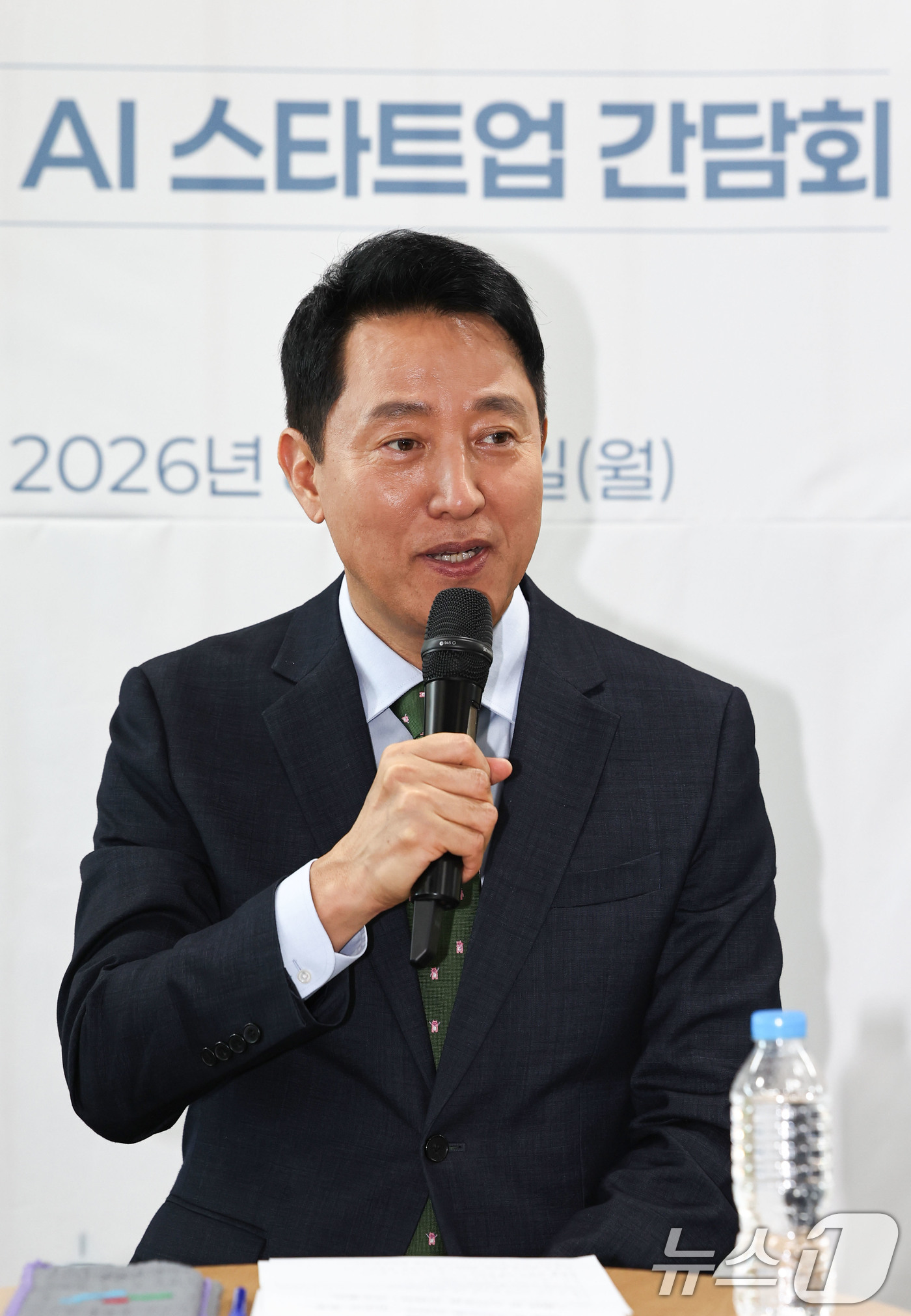 (서울=뉴스1) 이종수 기자 = 오세훈 서울시장이 10일 오후 서울 마포구 서울창업허브 공덕에서 열린 청년 AI 스타트업 간담회에서 관계자들과 이야기를 나누고 있다. 2026.8. …