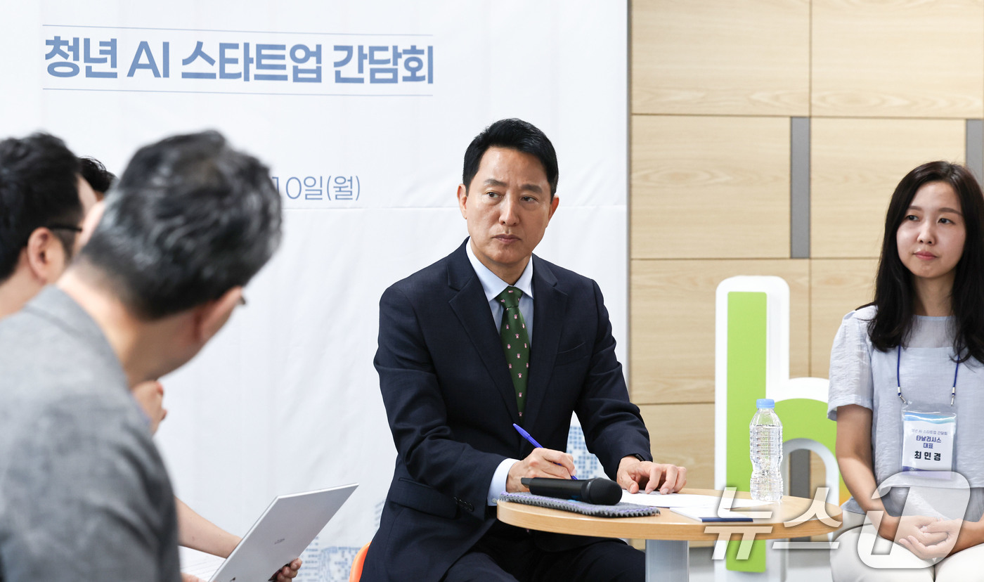 (서울=뉴스1) 이종수 기자 = 오세훈 서울시장이 10일 오후 서울 마포구 서울창업허브 공덕에서 열린 청년 AI 스타트업 간담회에서 관계자들과 이야기를 나누고 있다. 2026.8. …
