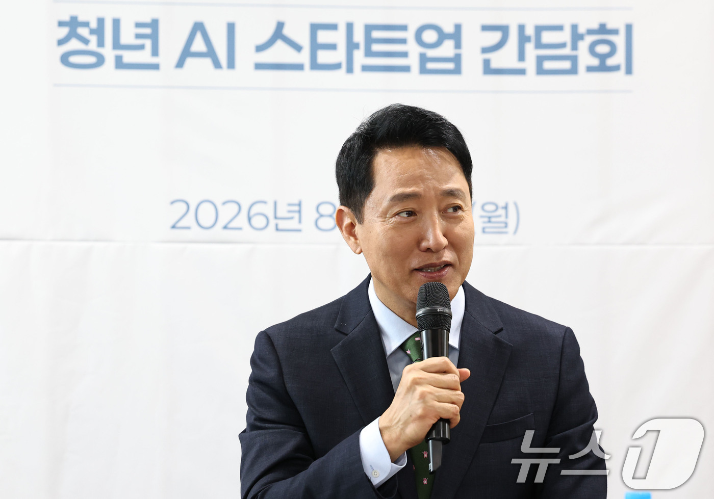 (서울=뉴스1) 이종수 기자 = 오세훈 서울시장이 10일 오후 서울 마포구 서울창업허브 공덕에서 열린 청년 AI 스타트업 간담회에서 관계자들과 이야기를 나누고 있다. 2026.8. …