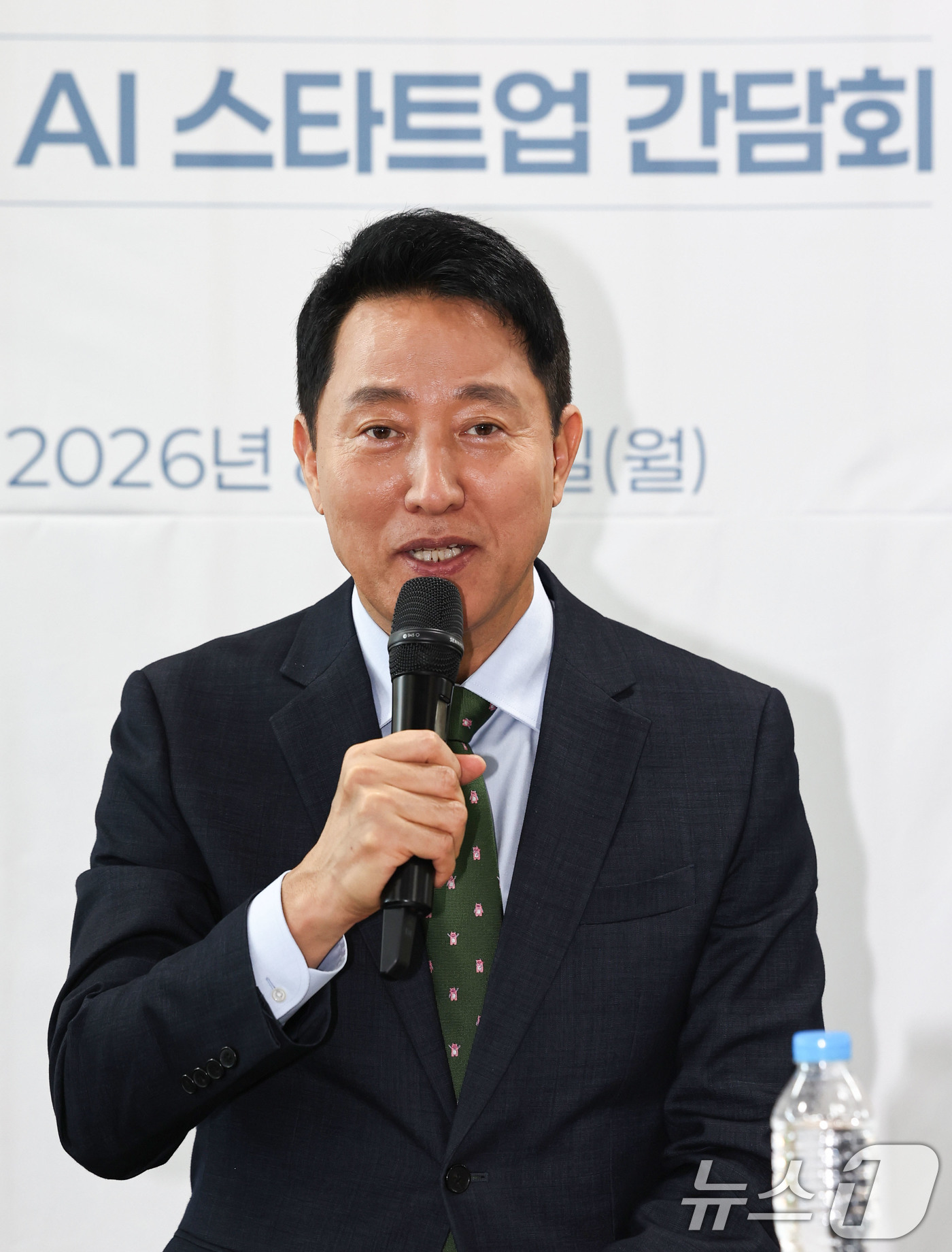 (서울=뉴스1) 이종수 기자 = 오세훈 서울시장이 10일 오후 서울 마포구 서울창업허브 공덕에서 열린 청년 AI 스타트업 간담회에서 관계자들과 이야기를 나누고 있다. 2026.8. …