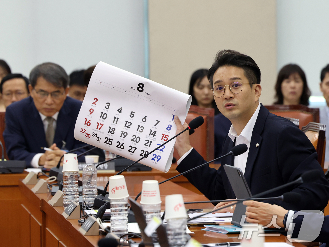 (서울=뉴스1) 황기선 기자 = 전용기 더불어민주당 의원이 10일 오전 서울 여의도 국회에서 열린 제9회 전국동시 지방선거 투표용지 부족사태 등 국민참정권 침해 진상규명 및 선거관 …
